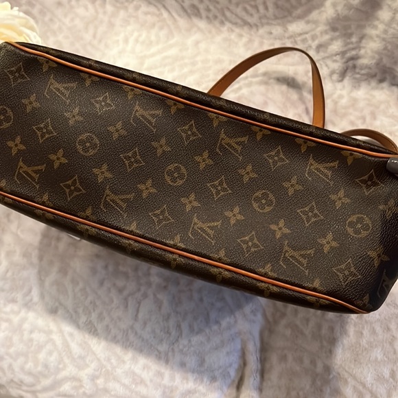 Louis Vuitton authentic Beautiful Good used condition 15x10x5”9.5”drop straps - Picture 8 of 16